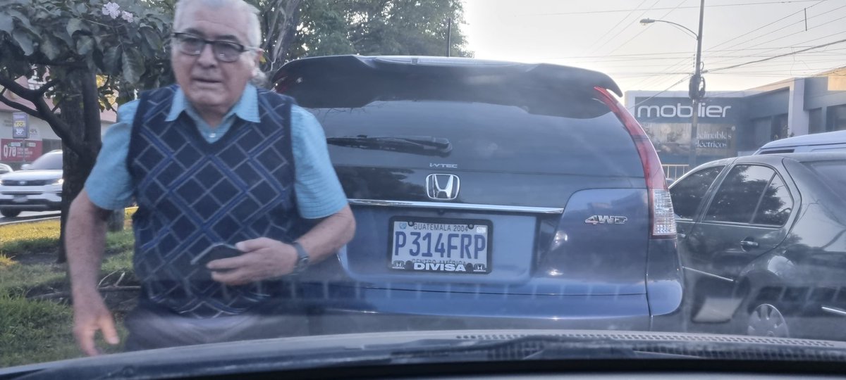 glamizye's tweet photo. Hoy  pedía vía para ingresar al carril del izquierdo en la calzada Roosevelt, me quedé detenida, el conductor de la camioneta CR-V placas P314FRP pasó sobando mi vehiculo, siguió avanzando y bajaron el vidrio del copiloto, me percaté que era un señor de avanzada edad #colision  + https://t.co/ejqGSQCB67