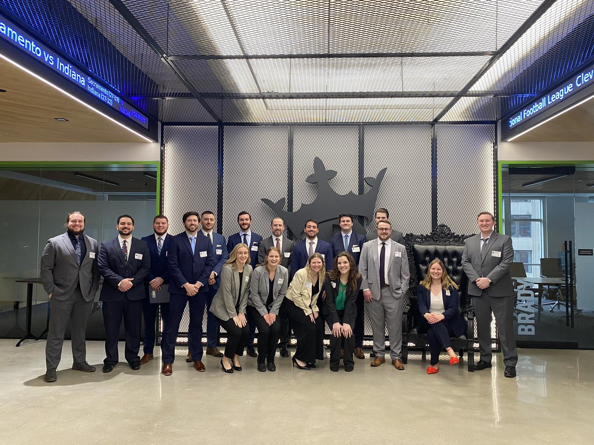 UNH_SELS's tweet photo. On Friday, our members had the opportunity to visit DraftKings Headquarters in Boston to learn about legal careers in the sports betting industry and ended the night cheering on UNH Hockey. Thanks to @DraftKings and @UNHMHOCKEY for hosting us! https://t.co/Ofd0WgRlAT