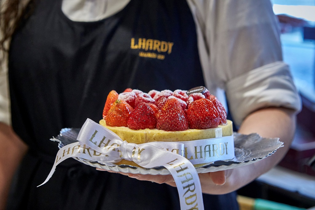 Os presentamos nuestras Tartas listas para encargo: Charlotte de fresas, Tarta Madeira, de Nata, fresas y frambuesa, Biscuit de manzana... ¿Con cuál te quedas?
👉Llámanos al 915 213 385 o escríbenos en el encargos@lhardy.com
#Lhardy #Madrid1839