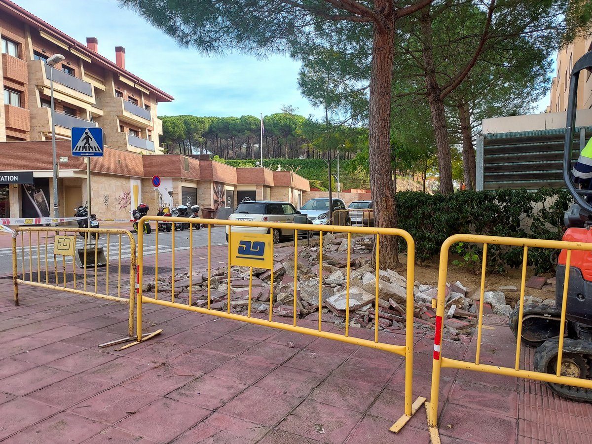 Lloret_de_Mar's tweet photo. 👷‍♂️ L'Ajuntament de #LloretdeMar està duent a terme una campanya de reparació de voreres a diferents zones del municipi.

🚧 Les darreres actuacions s'han realitzat al Av. Fenals, carrer dels Horts, Av. del Rieral i Av. de les Alegries. https://t.co/f1BUbNON10