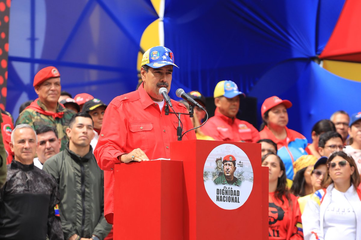 Estoy en el Palacio de Miraflores por el voto del Pueblo soberano, el único que pone y quita presidentes. En Venezuela solo el Pueblo manda y gobierna, aquí no mandan los "apellidos" y ni lo volverán a hacer. Vamos juntos, con el hombre y la mujer de a pie. ¡Estamos del lado