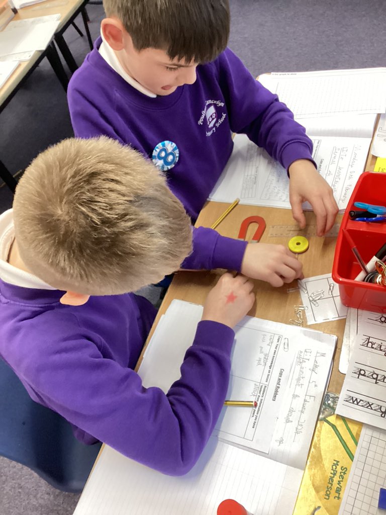 poultonlancelyn's tweet image. Year 3 have had an interesting afternoon testing the strength of different types of magnets in Science. #teamwork #miniscientists @OakTreesMAT