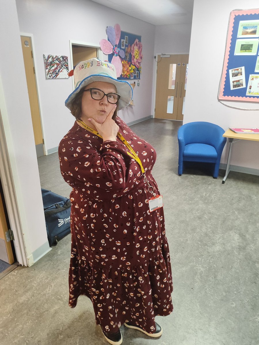 Team_Oaklands's tweet image. Spot the birthday girl in Willow Class today! 😂❤️ #nicehat #birthdaygirl #TeamOaklands