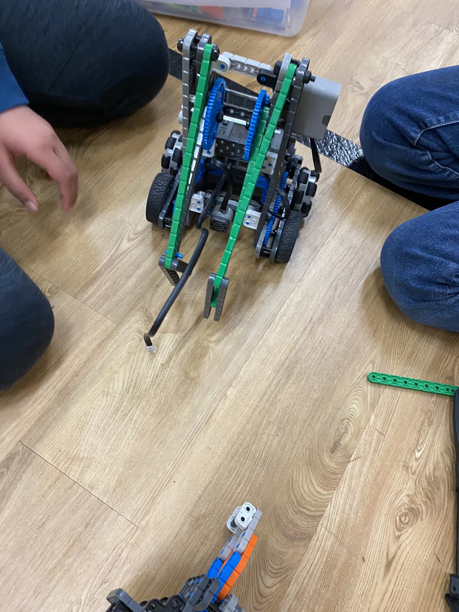 Great way to start a Monday with @CowlishawKoalas robotics team. Love the team work, problem solving, and creativity