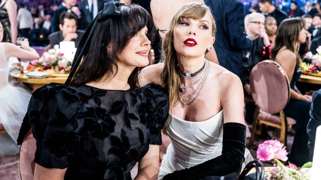 besttofswift's tweet photo. #GRAMMYs night 🤍 https://t.co/8iMiaPbOUW