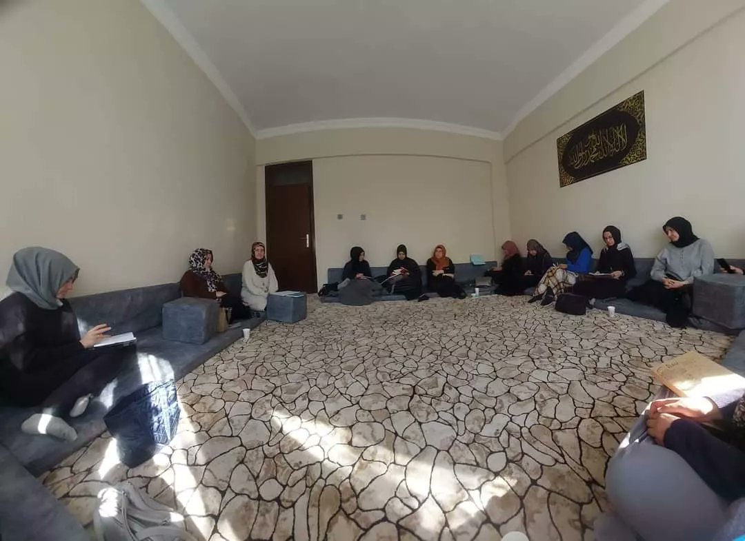 Vaize Derya Özçelik ile İlçe Müftülük binasında Hümeze Suresinin tefsiri ve Allah'ın isimlerinden El Gaffur'un anlamı konuları işlendi.<a href="/kubrayigitbasi/">Doç. Dr. Kübra Güran Yiğitbaşı</a> <a href="/AfyonValiligi/">T.C. Afyonkarahisar Valiliği</a> <a href="/afyonmuftulugu/">Afyonkarahisar İl Müftülüğü</a> <a href="/SandikliKaymakm/">Sandıklı Kaymakamlığı</a> <a href="/ondercengel/">Önder Çengel</a> <a href="/sandiklibld/">Sandıklı Belediyesi</a> <a href="/mustafacol_/">Dr. Mustafa Çöl</a> <a href="/afyonkulturevi/">Afyonkarahisar Kadın Kültür Evleri</a>