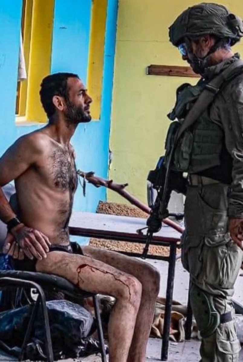 khaberni's tweet photo. المشهد ليس غريبا على العرب والمسلمين ! هنا ينكل جندي صهيوني باسير فلسطيني مدني في مشهد يذكرنا بجرائم الاحتلال الاميركي في سجن ابو غريب ، ملّة الحقد واحدة مدرسة التعذيب نفسها ..انظر التعليق الاول
#خبرني #غزة #العراق https://t.co/SV9jieS5ZE