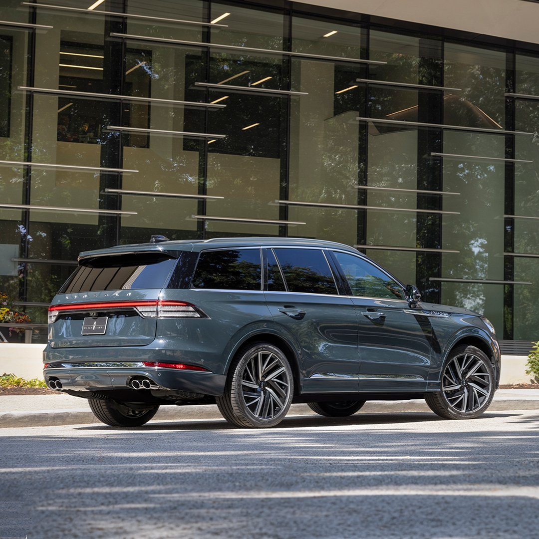 lincolnqc's tweet photo. #LincolnAviator, avec une nouvelle technologie connectée et un nouveau look. Qu'attendez-vous le plus de la nouvelle technologie ou du nouveau design ? https://t.co/lZilcgsmdk