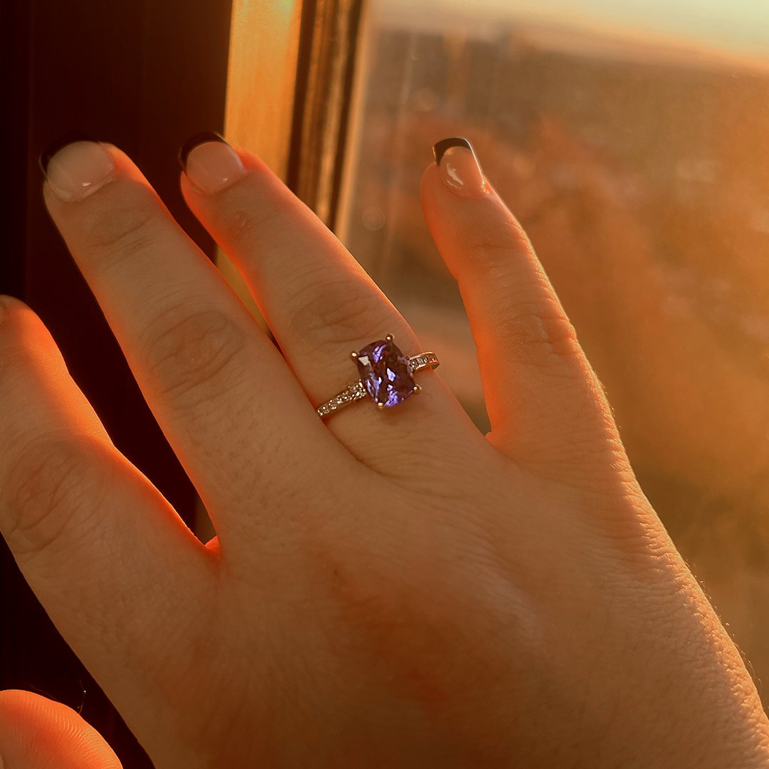 gemsny's tweet photo. Let the sun shine a little more today and rest its rays on this scintillating Tanzanite Ring to spread positivity and happiness!
This purple and yellow symphony is here to slay ❤️
#gemsny #gemstonerings #tanzaniterings #proposalrings #valentine2024 #goldenhourphotography https://t.co/od1ILOFwPK