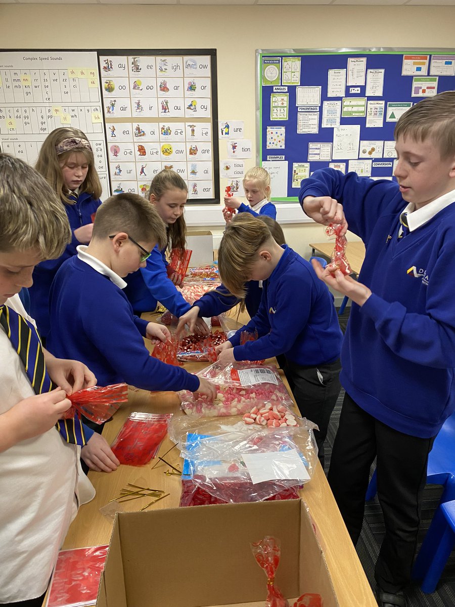 The KS2 school council children are preparing sweet bags for our Valentines disco on Thursday! 🍬🍬🤩 @DeltaNorbridge