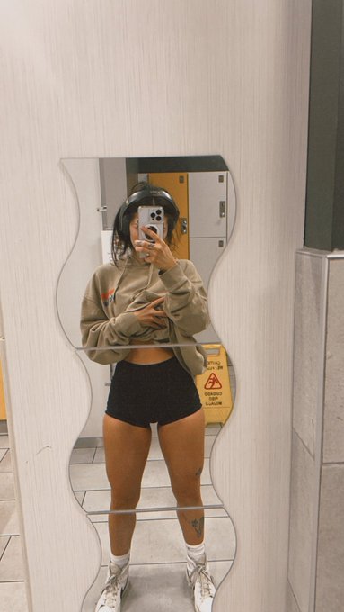 Watch harlee's leaked NSFW photo on TwXstars