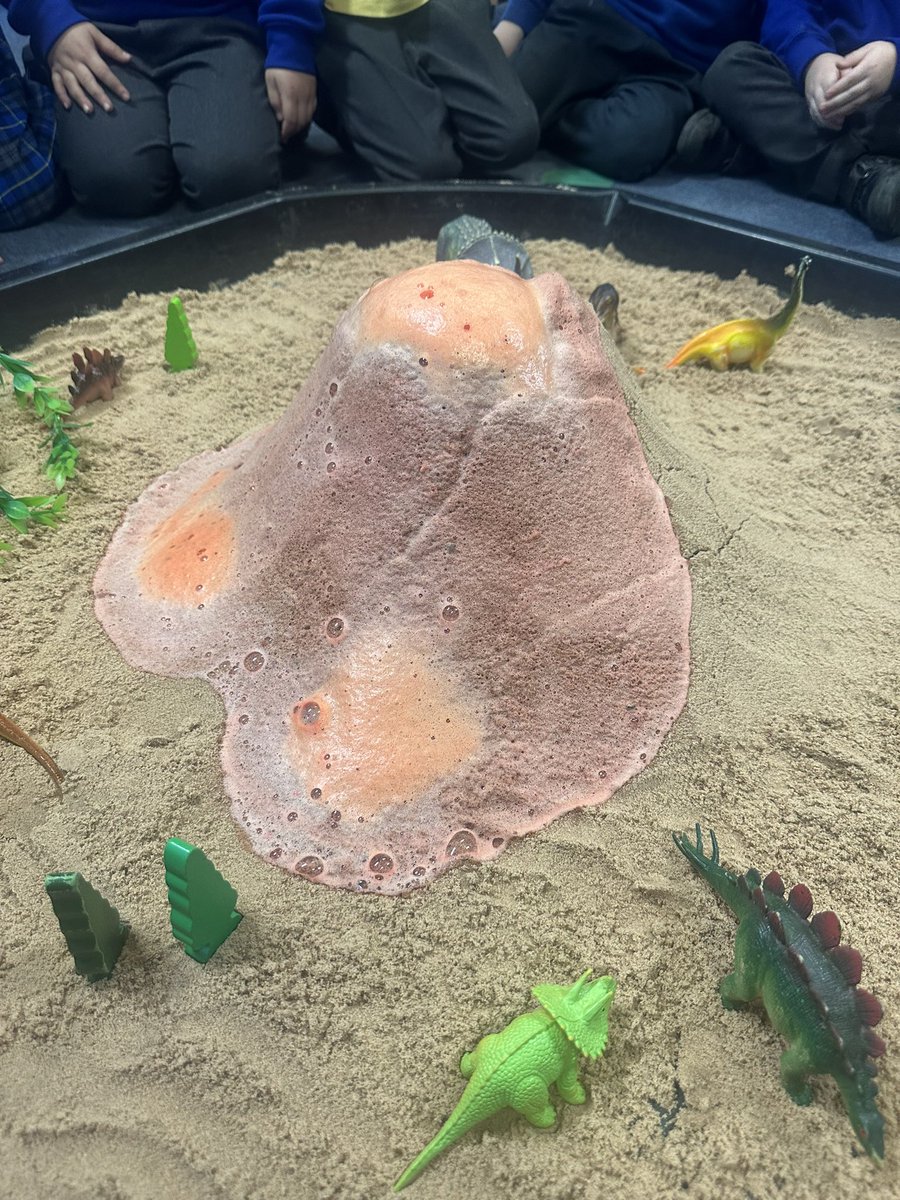 Canon_Reception's tweet image. What an explosive afternoon we’ve had in Reception! We have been scientists and have learnt all about chemical reactions by making our very own volcano erupt 🌋 @Cornerstonesedu #DangerousDinosaurs #EYFS @CanonSharples #cspsscience @LT_Trust