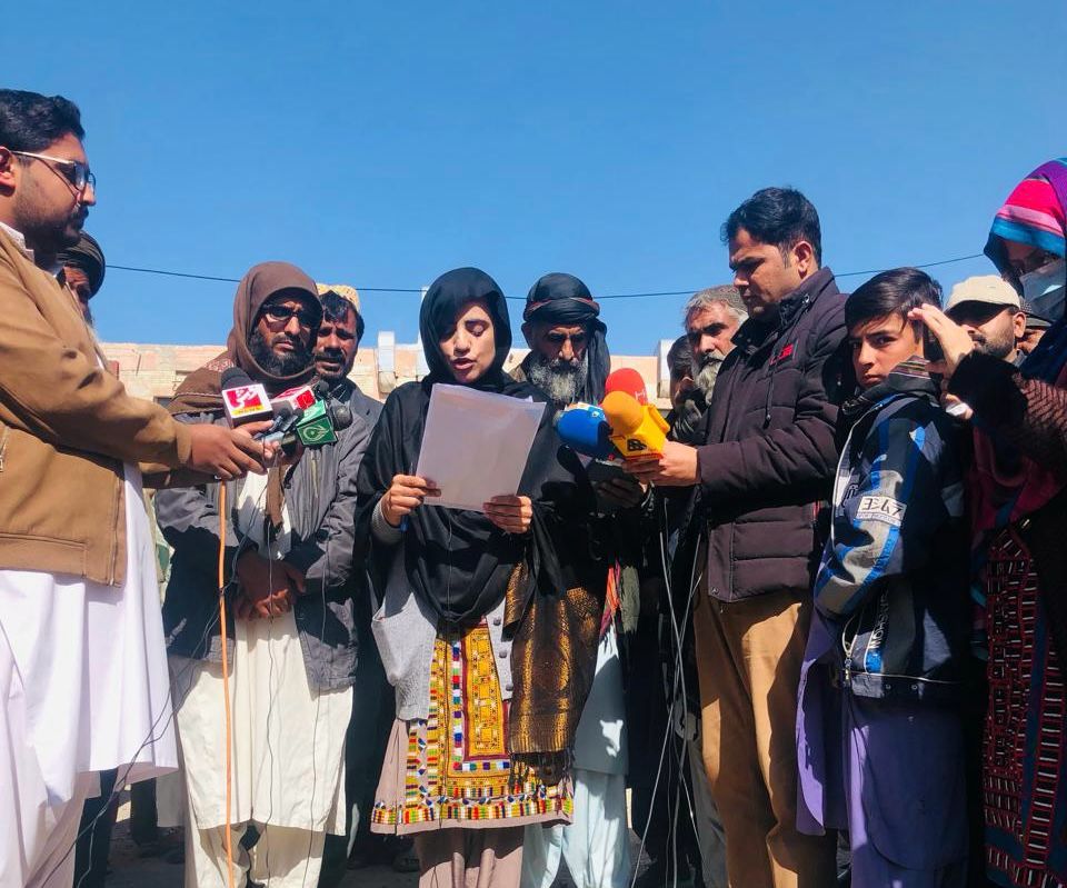 BalochYakjehtiC's tweet photo. Baloch Yakjeethi Committee conducted a press conference today in front of Civil Hospital Quetta against the fake encounter of Baloch missing persons. The state's policy of extrajudicial killing and fake encounters continues with increasing brutality. Five missing persons were killed in a fake encounter, and their families were tortured to sign a document declaring them as militants. Human rights organizations are requested to take serious note of the gross human rights violations in Balochistan.
#StopBalochGenocide
