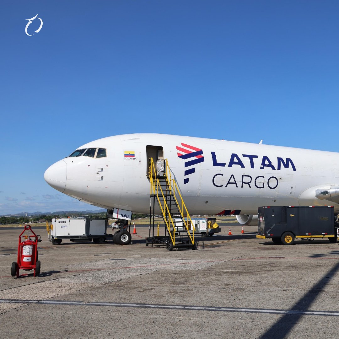 tocumenaero's tweet photo. Empezamos la semana volando alto desde @tocumenaero, con esta increíble aeronave de @LATAMAirlines ✈️ saliendo desde la #TerminalDeCarga.
Les deseamos un excelente lunes a todos 🤩
#LaPuertaDeLasAméricas
#AeropuertoDeTocumen
#CambiamosPorTi https://t.co/wDDuCUiVrl
