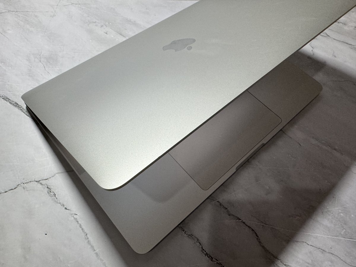 bhaguz_403's tweet photo. Permisi Twitter mau jual MacBook Pro M2! 😍
Spek MBP 13 inci M2 warna Silver 256/8.
Unit resmi 🇮🇩 muluuus cakep siap gass kerja. Kelengkapan unit + charger, kirim2 aman pakai box JNE.

Harga muraah 16.5 juga aja bungkus. Minat cuss DM alamat cek ongkir. Bantu RT ya thank you 🙏🏼 https://t.co/Q4yvqjMrim