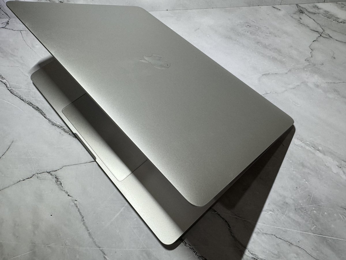 bhaguz_403's tweet photo. Permisi Twitter mau jual MacBook Pro M2! 😍
Spek MBP 13 inci M2 warna Silver 256/8.
Unit resmi 🇮🇩 muluuus cakep siap gass kerja. Kelengkapan unit + charger, kirim2 aman pakai box JNE.

Harga muraah 16.5 juga aja bungkus. Minat cuss DM alamat cek ongkir. Bantu RT ya thank you 🙏🏼 https://t.co/Q4yvqjMrim
