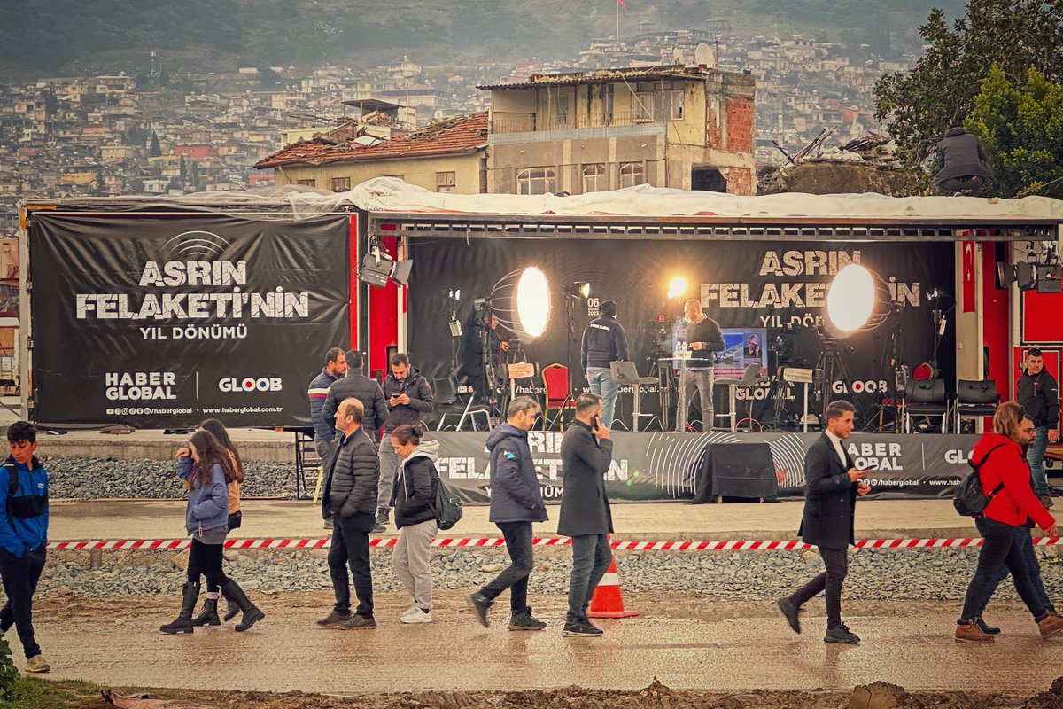 Birçok haber kanalı bugün burayı yani #Hatay’ı işte böyle görecek: “Asrın Felaketi”. Sorunları örtecek, en ufak bir gelişmeyi köpürtecek, failleri gizleyecek, özneleri hiçleştirecekler… 

Bir şeyi görmek yeterli değil, nasıl gördüğün de önemli. Gerçek, yanlış gözle görülmez.