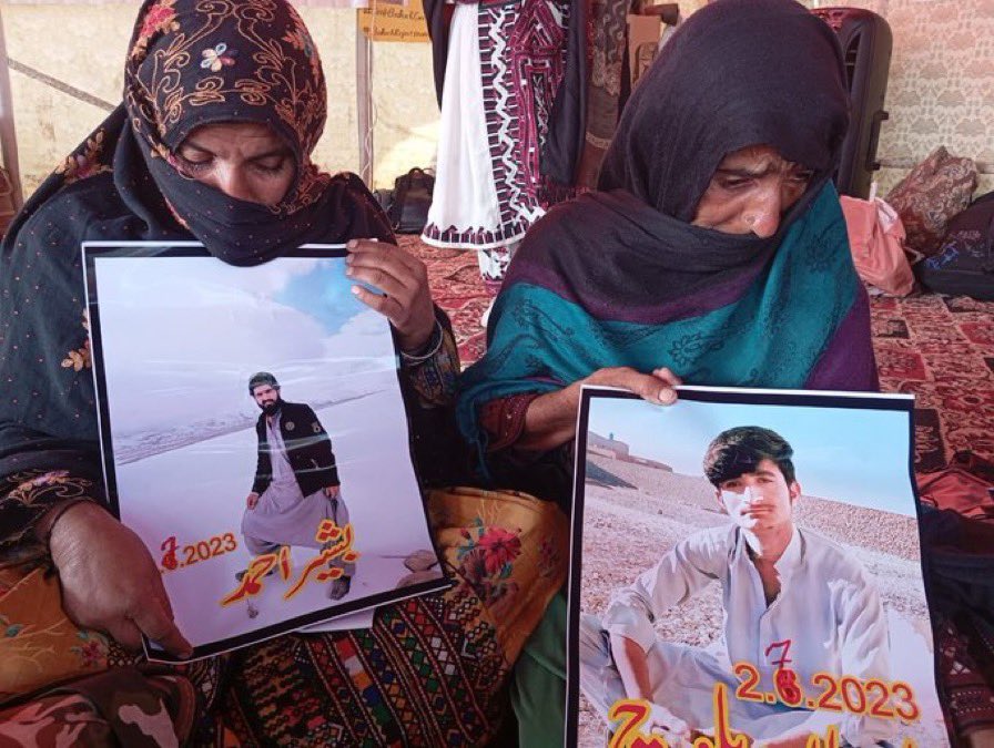 یہ بلوچستان کے وہ مائیں ہیں، جن کے سامنے انکے بیٹوں کو جبری گمشدہ کیا گیا، انہوں نے میلوں کا سفر کر اسلام آباد تک لانگ مارچ کیا، مگر اس ریاست کے سفاکیت دیکھے انہیں انصاف کے بدلے  ان کے معصوم فرزندوں کے لاشیں دی گئی ہیں۔
#StopBalochGenocide