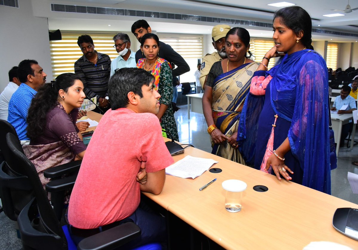 సమీకృత జిల్లా కార్యాలయాల సముదాయంలోని ఆడిటోరియంలో నిర్వహించిన ప్రజావాణి కార్యక్రమానికి హాజరై ప్రజల నుండి వినతులు స్వీకరించిన <a href="/Collector_RSL/">CDM_RajannaSircilla</a> శ్రీ అనురాగ్ జయంతి.

<a href="/TelanganaCMO/">Telangana CMO</a>  <a href="/IPRTelangana/">IPRDepartment</a>