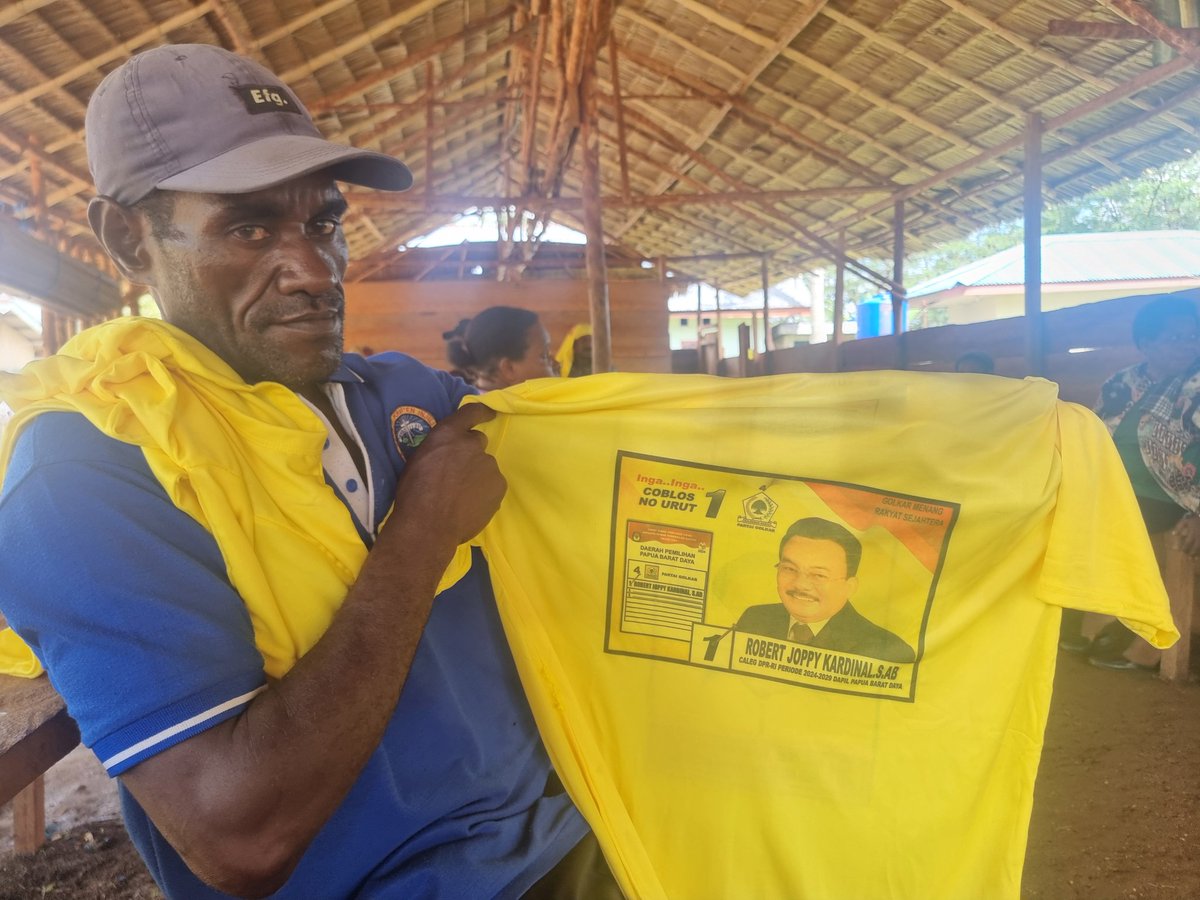 angkytm's tweet photo. Kampung Gisim dan Klajarin, Sorong, yg letaknya jauh dari kota dan pasar, tiba2 ramai karena kunjungan caleg dan alat peraga dari politisi partai tertentu. Caleg membagikan sembako dan lalu menyuap janji2 politik yang maskulin.  Semoga bukan dana dari  bansos ya.

#Politisi https://t.co/35Hug2PyU5