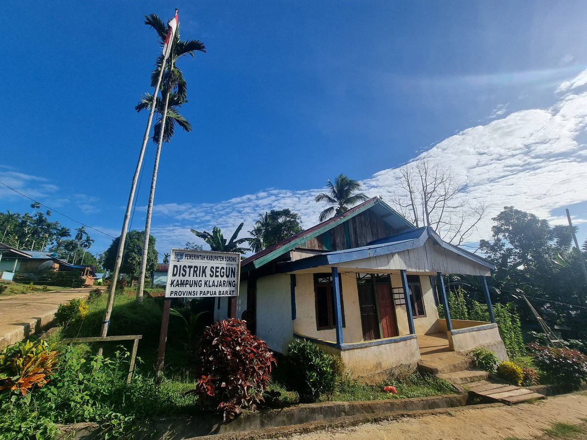 angkytm's tweet photo. Kampung Gisim dan Klajarin, Sorong, yg letaknya jauh dari kota dan pasar, tiba2 ramai karena kunjungan caleg dan alat peraga dari politisi partai tertentu. Caleg membagikan sembako dan lalu menyuap janji2 politik yang maskulin.  Semoga bukan dana dari  bansos ya.

#Politisi https://t.co/35Hug2PyU5