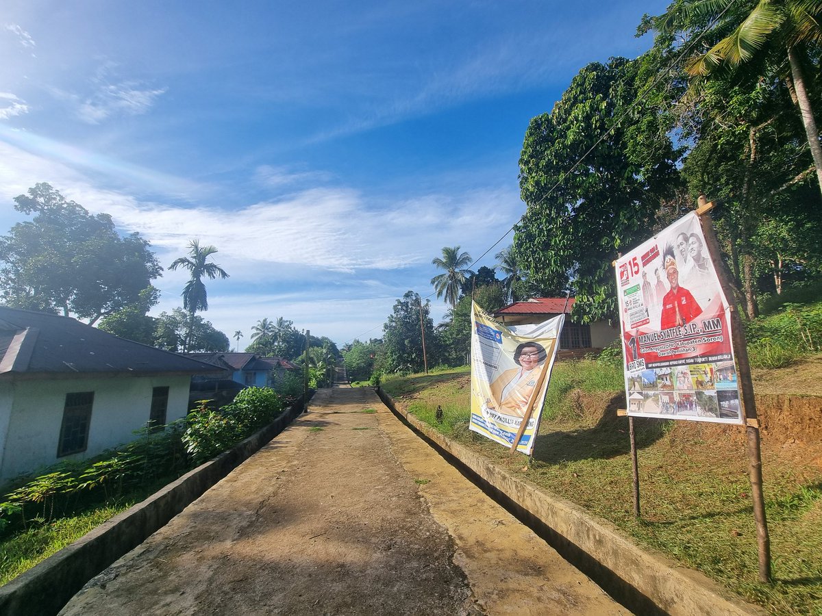 angkytm's tweet photo. Kampung Gisim dan Klajarin, Sorong, yg letaknya jauh dari kota dan pasar, tiba2 ramai karena kunjungan caleg dan alat peraga dari politisi partai tertentu. Caleg membagikan sembako dan lalu menyuap janji2 politik yang maskulin.  Semoga bukan dana dari  bansos ya.

#Politisi https://t.co/35Hug2PyU5