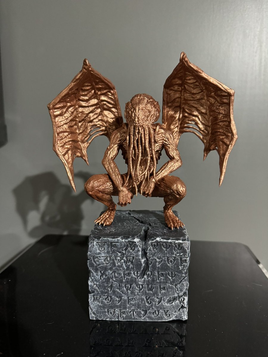fryday444's tweet photo. Never been much of an artist but I find printing and painting 3D models extremely cathartic. I worked on this Cthulhu statue for the past couple weeks as a way to unwind from work. I think it turned out pretty good! #3dprint #cthulhu #art https://t.co/TZ02DKQWM5