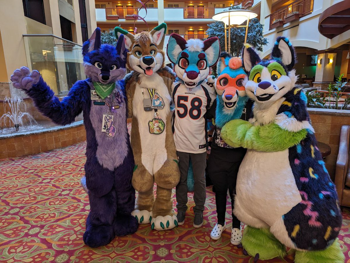 _Niqnaq's tweet photo. Had a really nice time at #AnEx2024, met some new friends!
With @JaxTheCoyote , @yukonbarksalot , @RenniFox, and Sporadic as @flynn_plush https://t.co/wgRNuiBdZv
