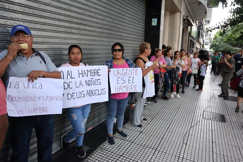 HumbertoTumini's tweet photo. La iglesia dice que la comida no puede ser una variable de ajuste y que hay hambre. Pero la malvada Pettovello suspendió desde su llegada al ministerio la distribución de alimentos.
Ahora se le llenó de pobres el recibidor, diría Serrat, que piden que los atienda y se esconde. https://t.co/3AFqi61caB