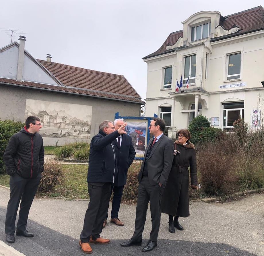 Prefet74's tweet photo. Yves Le Breton,@Prefet74 s'est rendu à #Seyssel où il a visité, aux côtés des élus locaux certains sites de la commune. Une présentation lui a également été faite des actions réalisées & des projets à venir. https://t.co/GqtjM2hU9N