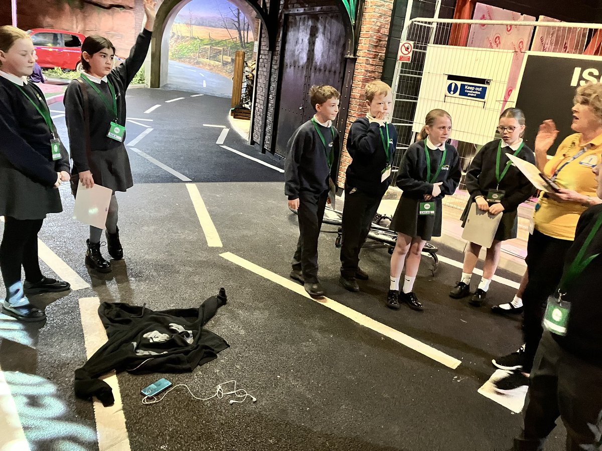 Mrs Thompson tweet media