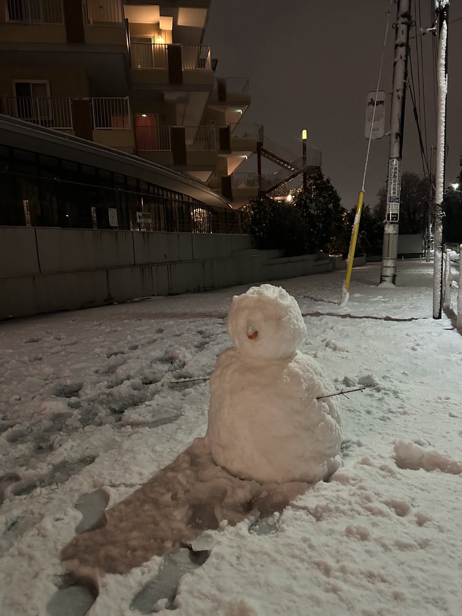 Fairly legit snow in Tokyo! ❄️ First, Skytree view from our office (Skytree invisible behind snow curtain) Then Roppongi spider snowed in. And a snowman. ⛄️