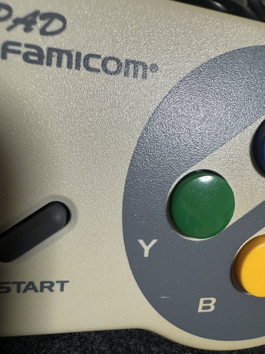 KOU_game_fan's tweet photo. Nintendoのは、この濃い灰色の部分と薄い灰色の部分が別のパーツっぽいけど、
HORI PAD は印刷っぽいなぁ。

HORI PAD、黄ばみすごいからレトロブライトしたいけど、この印刷部分がはげてしまったら嫌だし、やめとこかな。🤔
#HORIPAD #スーファミ https://t.co/cUgnRTsvyo