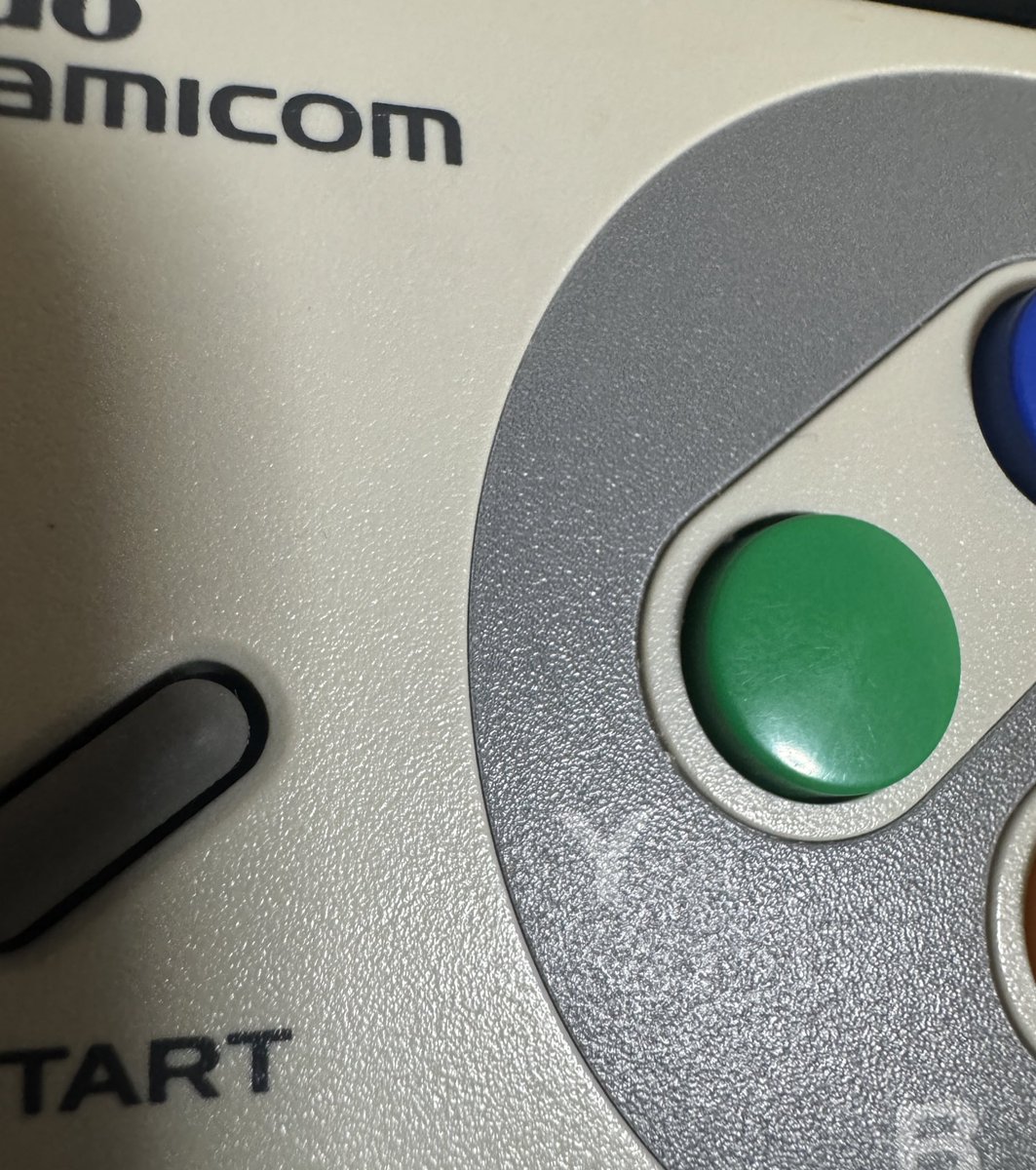 KOU_game_fan's tweet photo. Nintendoのは、この濃い灰色の部分と薄い灰色の部分が別のパーツっぽいけど、
HORI PAD は印刷っぽいなぁ。

HORI PAD、黄ばみすごいからレトロブライトしたいけど、この印刷部分がはげてしまったら嫌だし、やめとこかな。🤔
#HORIPAD #スーファミ https://t.co/cUgnRTsvyo