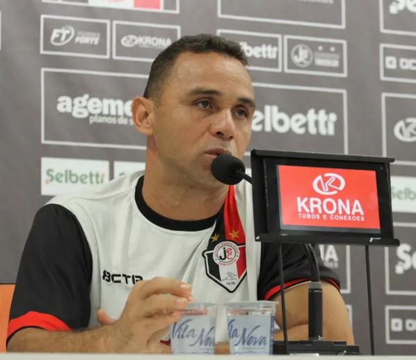 Nishidaxx10's tweet photo. #FORAFABINHO O JEC não precisa de você, a gente poderia ter +4 pontos na tabela contra dois times HORRÍVEIS em elenco como o Brusque e Figueirense... Lamentável. https://t.co/SMSoJuKJGl