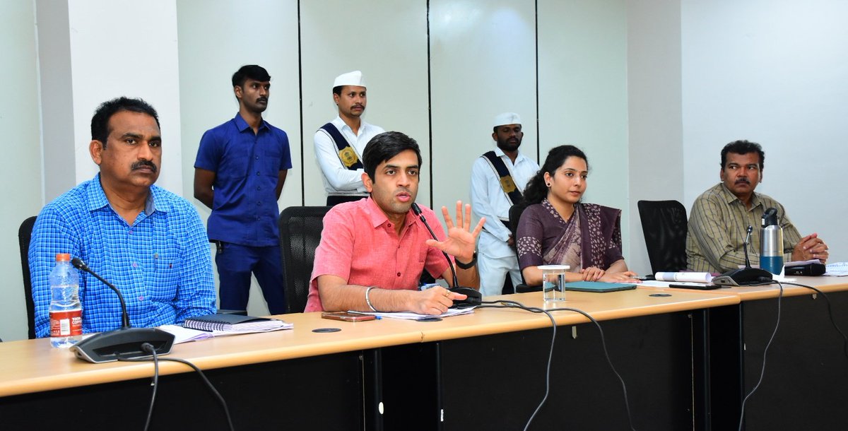 జిల్లాలోని గ్రామ పంచాయితీలకు కేటాయించిన ప్రత్యేకాధికారులకు సమీకృత జిల్లా కార్యాలయాల సముదాయంలోని ఆడిటోరియంలో సమీక్ష నిర్వహించి ప్రత్యేకాధికారుల విధులు, బాధ్యతలపై అవగాహన కల్పించిన <a href="/Collector_RSL/">CDM_RajannaSircilla</a> శ్రీ అనురాగ్ జయంతి.

<a href="/TelanganaCMO/">Telangana CMO</a> <a href="/seethakkaMLA/">Danasari Seethakka</a> <a href="/IPRTelangana/">IPRDepartment</a>