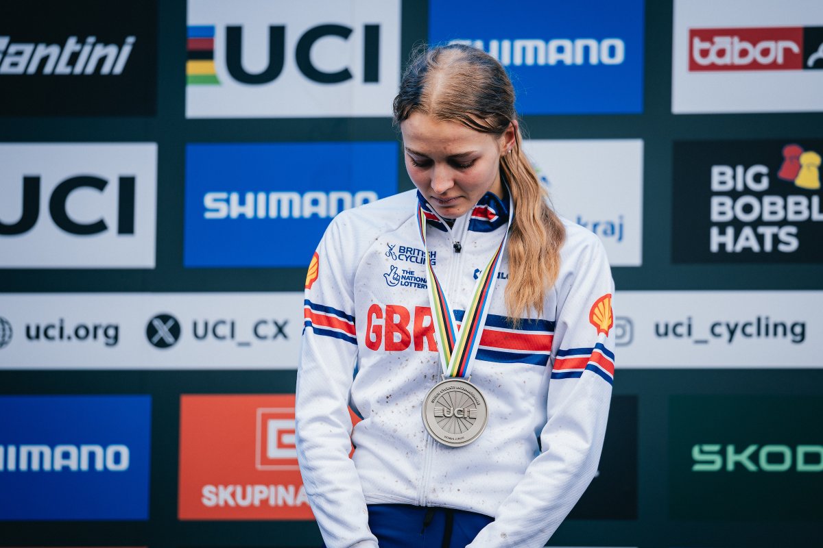 Thumbs up for #britishcycling! 🇬🇧 The #GBCT claimed a total of three medals in #Tabor2024, with Zoe Backstedt’s gold and two silvers from junior rider Cat Ferguson and the team relay. 🥇🥈🥈

#CXWorlds