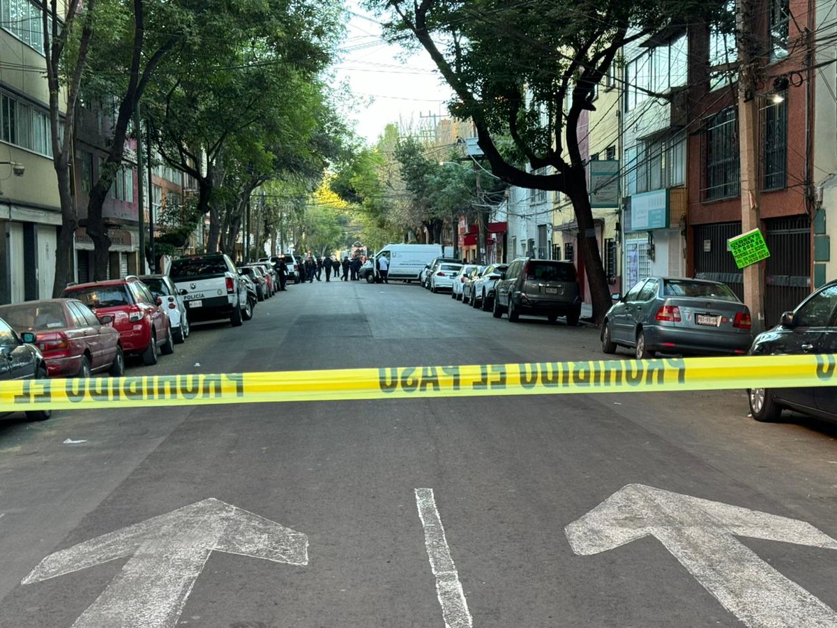 NoticiasImagen's tweet photo. #ATENCIÓN | labora personal de la @FiscaliaCDMX en Jaime Torres Bodet y Manuel Carpio, colonia Santa María la Ribera @AlcCuauhtemocMx donde un sujeto fue asesinado de varios disparos, el lugar se encuentra acordonado, no hay detenidos. | 📸 Especial. https://t.co/2ucSWwUS8K