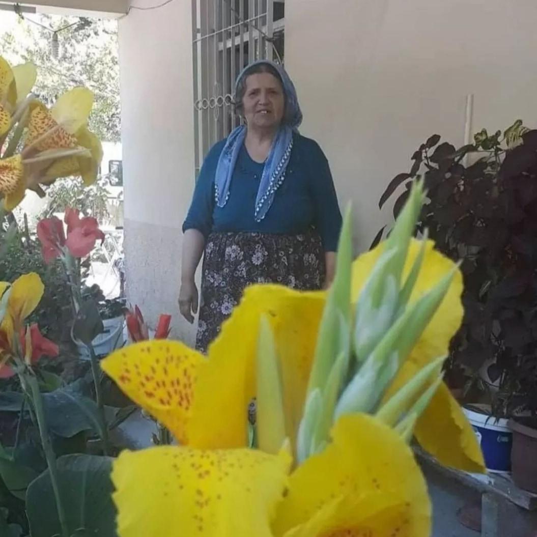 UnsalUmul's tweet photo. Küçücük çocuklarını,20'li yaşlardaki dağ gibi evlatlarını,henüz muhtaç oldukları anne-babalarını kaybedenlerin yanında "ben de 80 yaşındaki annemi kaybettim" demeye utandım çoğu zaman.Ama içim çok yandı,hâlâ yanıyor.Bugün bir yıl oluyor.Nasıl taşıdın üstündeki 8 katın betonunu? https://t.co/Y9pn42VENN