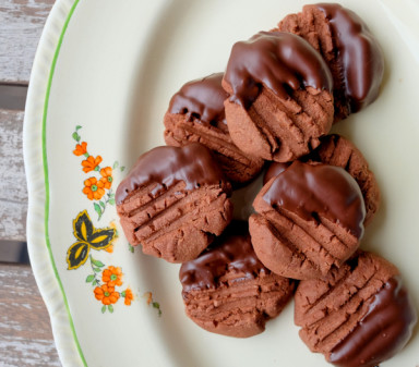 1847flours's tweet photo. Indulge your Valentine's sweet tooth with our delectable Chocolate Melting Moments!

This easy-to-follow recipe will have you and your loved ones savouring every bite. 

Check out the recipe here: https://t.co/mks7jRGFD2 

...
#flour #valentines #chocolate #cookies https://t.co/UAPwVWXoG5