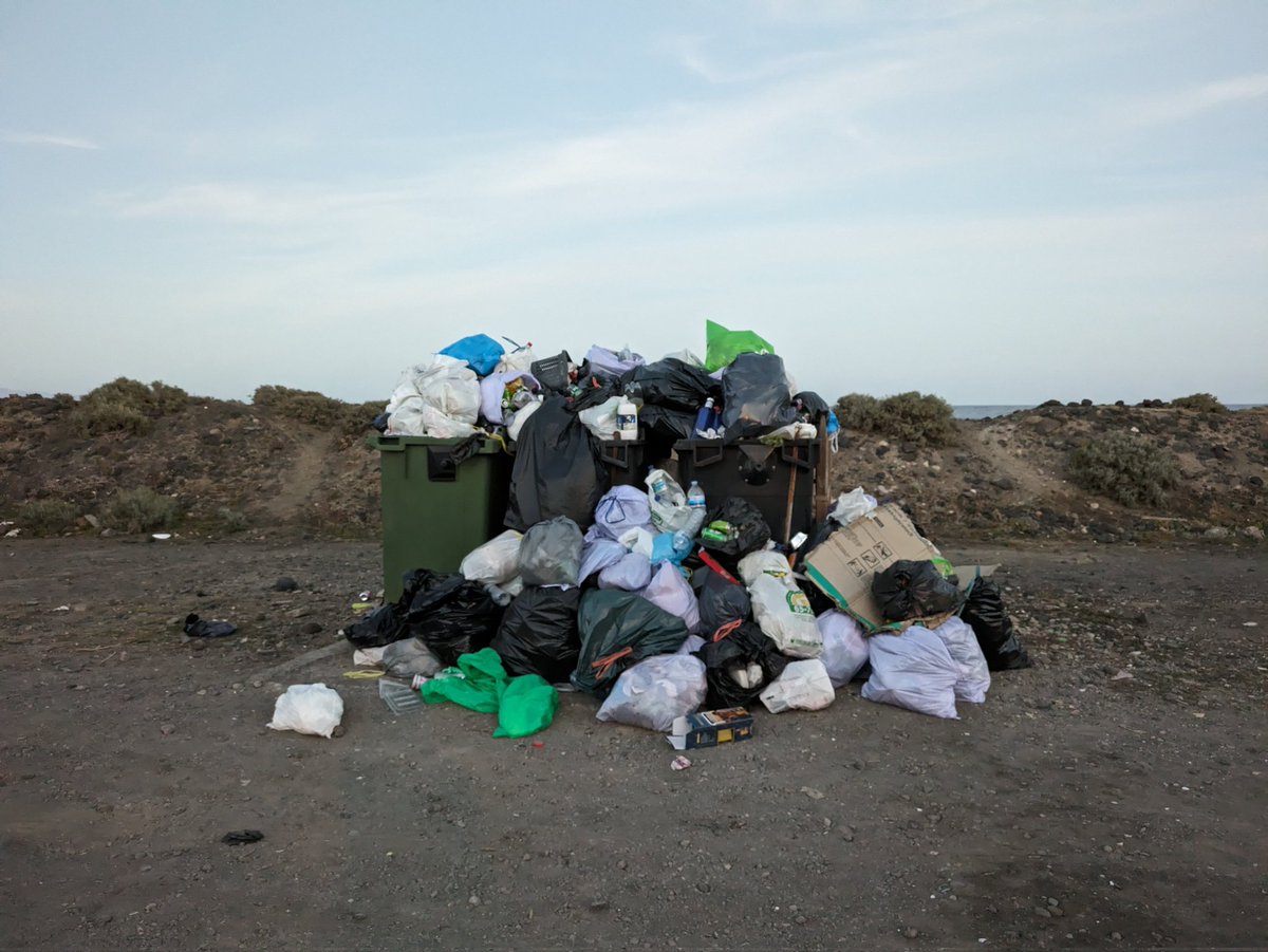 ivvr12's tweet photo. Ya está bien!!!! Y así está la basura del pueblo. La primera, en la playa. Y por las noches todo lleno de ratas. @PacmaCanarias @CristoGil_ https://t.co/fYoUHzNbVG