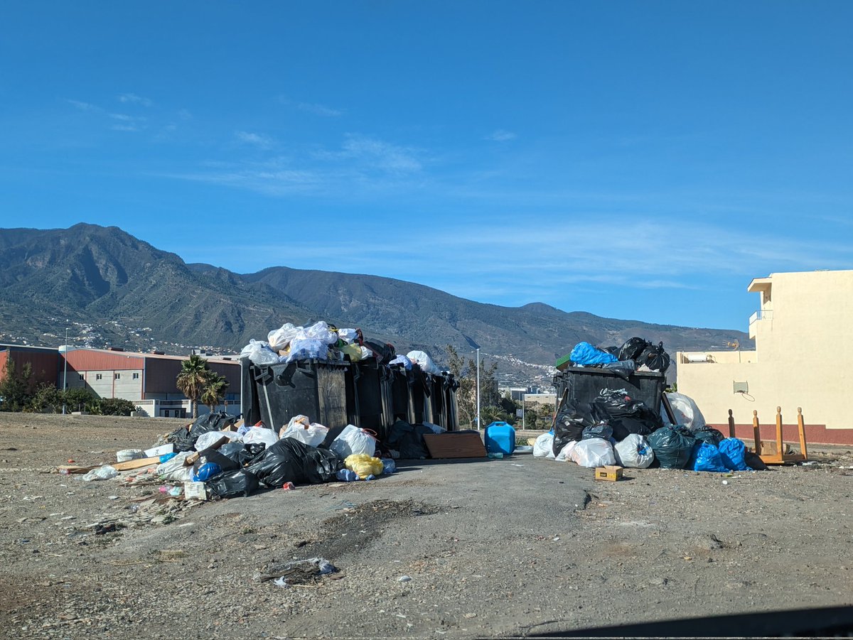 ivvr12's tweet photo. Ya está bien!!!! Y así está la basura del pueblo. La primera, en la playa. Y por las noches todo lleno de ratas. @PacmaCanarias @CristoGil_ https://t.co/fYoUHzNbVG