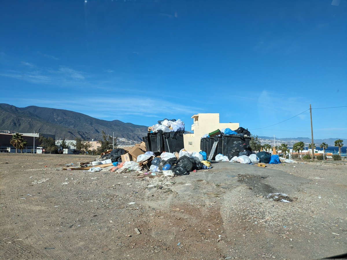 ivvr12's tweet photo. Ya está bien!!!! Y así está la basura del pueblo. La primera, en la playa. Y por las noches todo lleno de ratas. @PacmaCanarias @CristoGil_ https://t.co/fYoUHzNbVG