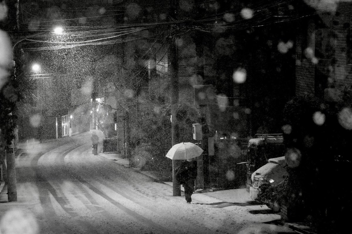 JoelPulliam's tweet photo. Snow (and thunder and lightning) this evening in Tokyo. After dinner, I took a walk around my neighborhood. https://t.co/oqq7NJxHOE