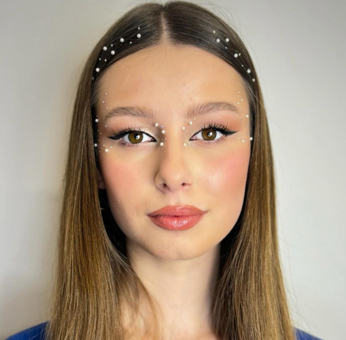 very pretty girl, and very effective makeup.!!!