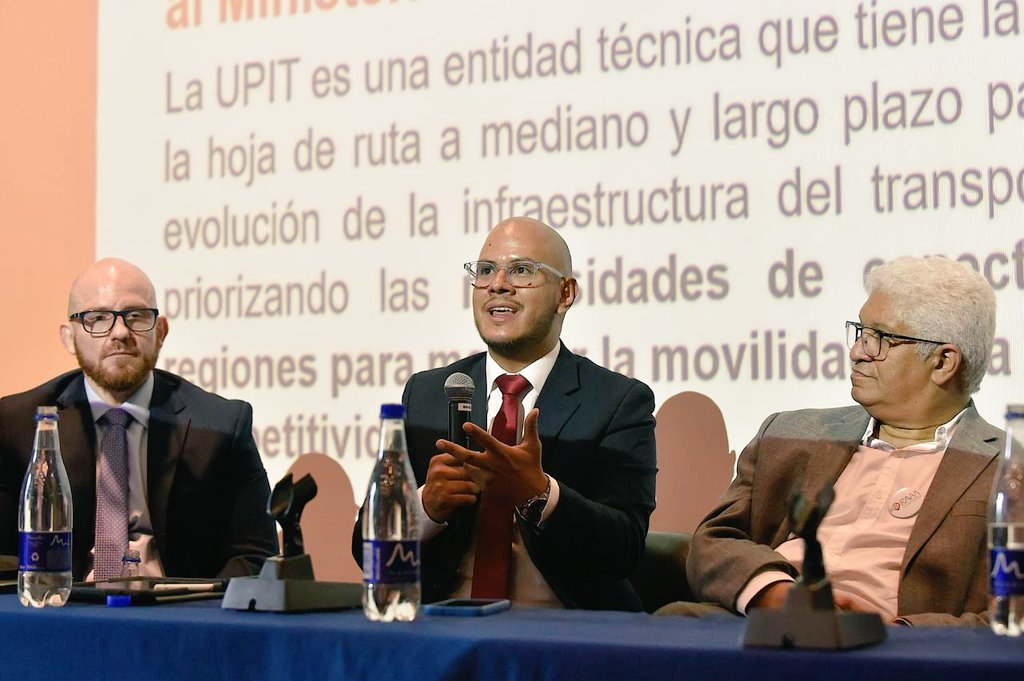 UPIT_Col's tweet photo. #AEstaHora participamos en la XI Asamblea de la @RAMovilidad compartiendo con la academia cómo estamos planeando la Infraestructura de Transporte en el país que soñamos. Únete en: https://t.co/varKrxwBrZ https://t.co/qkQ7IRIB3l