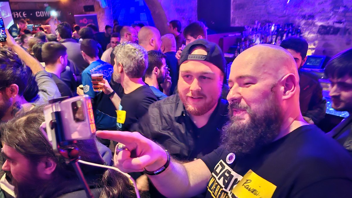 RAMMDRIAN's tweet photo. It was great to see how our passion for Star Citizen is shared from the kindless CIG guys

#BarCitizen #BarcitizenBarcelona #StarCitizen https://t.co/CsKLDZ4Gg8