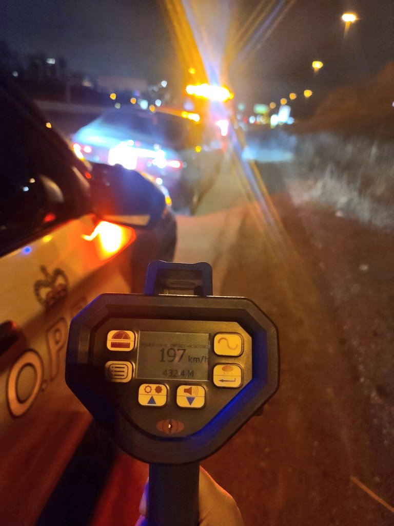 197km/h - 21-year-old driver from Kitchener stopped by #MississauagaOPP on #Hwy403/Eglington. Driver said he was speeding because the road was empty! Charged #StuntDriving  and careles driving. #30DayLicenceSuspension. #14DayVehicleImpound. ^ks