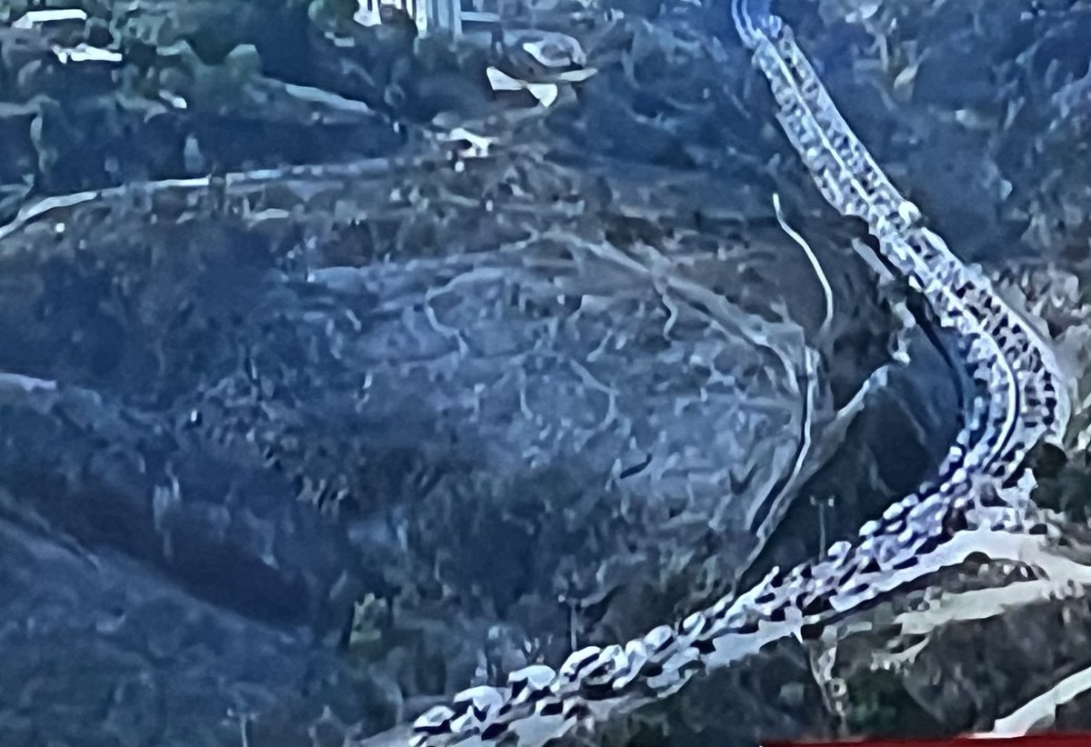 VaneTejedora's tweet photo. Porfa no vengan a Quilpué 
Los atochamientos son kilométricos.
La ruta las palmas está cerrada, camino internacional colapsado, troncal sur colapsado, calle marga marga congestionada. 
Si no vive en #Quilpué no venga.
Si va al interior elija otra ruta, o ármese de paciencia. https://t.co/RFIUoNT4xX