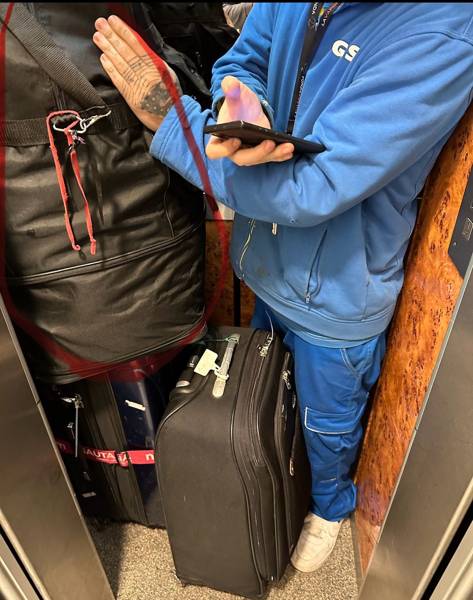 realdavid29's tweet photo. Por favor trabajadores  de @GLS_Spain @GLS_clientes entre las plataformas de Madrid-Vigo que me pueda ayudar, tengo extraviada un bolso negro de medidas 84.5x71x52.5 cm con 29,7kg, estoy desesperado por favor. Exp 892014069 #GLSSpain #ParcelstoPeople #GLSParcelShop #GLSFamily https://t.co/8gsQjVePdO